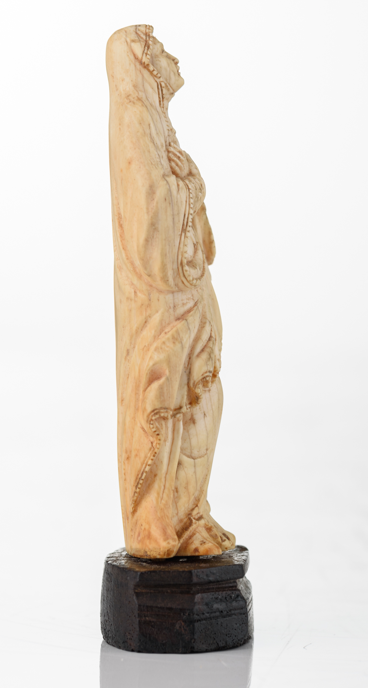 A probably Dieppe ivory sculpture depicting the mourning Holy Mother, 18th/19thC, H 11 - 12,5 cm ( - Image 4 of 6