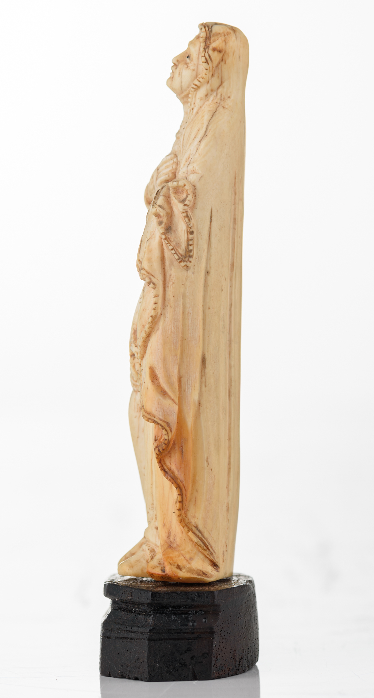 A probably Dieppe ivory sculpture depicting the mourning Holy Mother, 18th/19thC, H 11 - 12,5 cm ( - Image 2 of 6