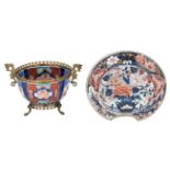 A Japanese Arita Imari bowl with gilt bronze mounts; added a ditto barber's bowl, H 16 - ø 28 - 28,5