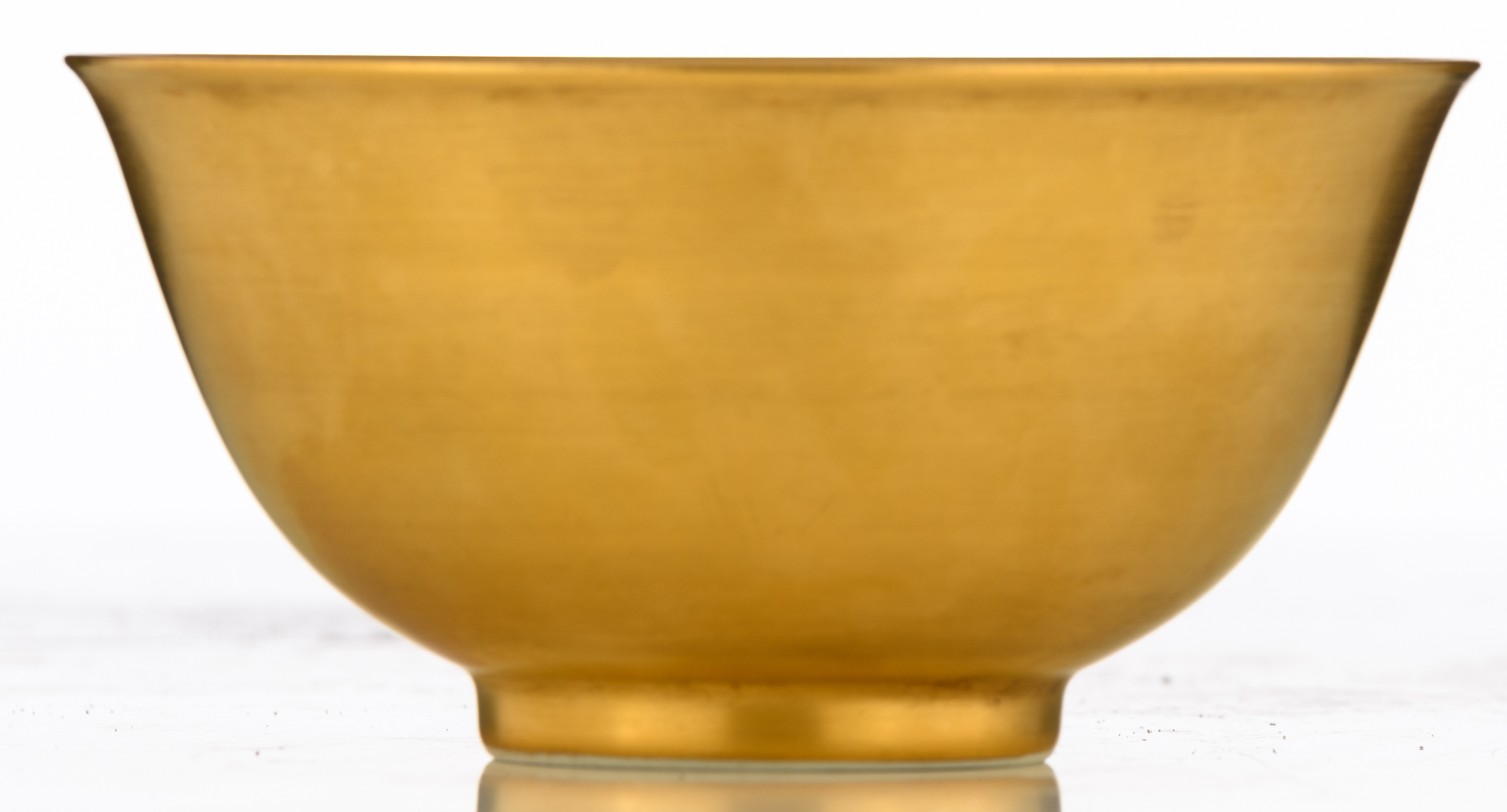 A Chinese gilt coated porcelain bowl, with a Qianlong mark, H 8 - ø 16 cm - Image 2 of 8