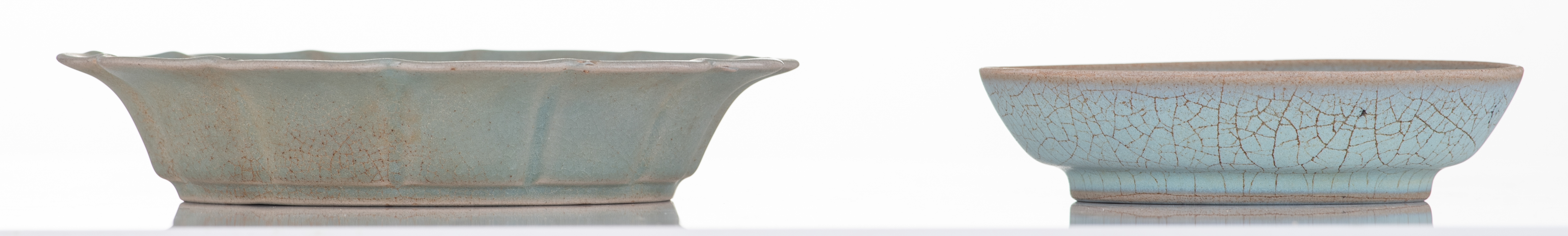 Two longquan celadon dishes, the bigger one with a scalloped rim, 19ht/20thC, ø 13,3 - 18 cm - Image 2 of 7