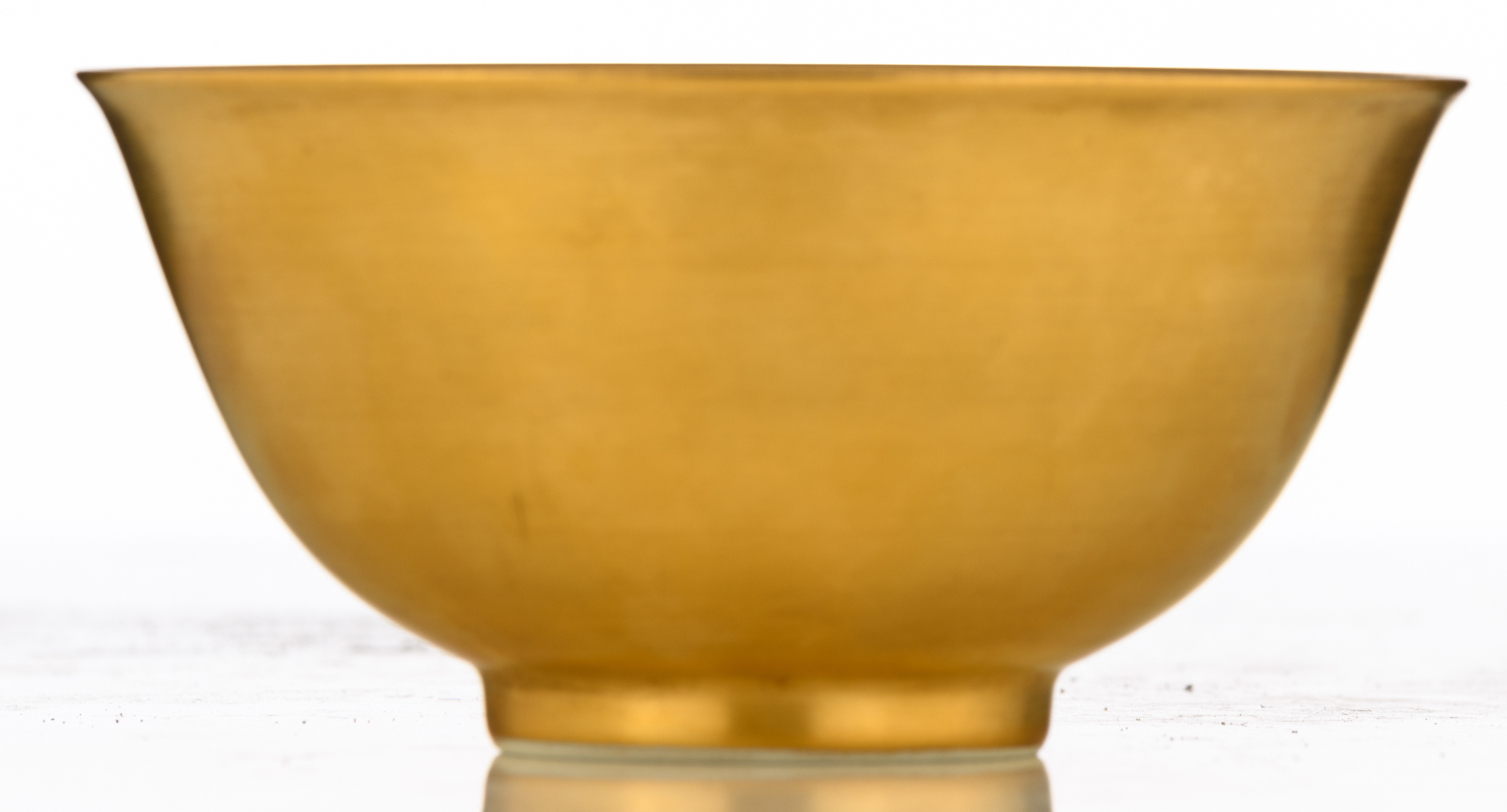 A Chinese gilt coated porcelain bowl, with a Qianlong mark, H 8 - ø 16 cm - Image 5 of 8
