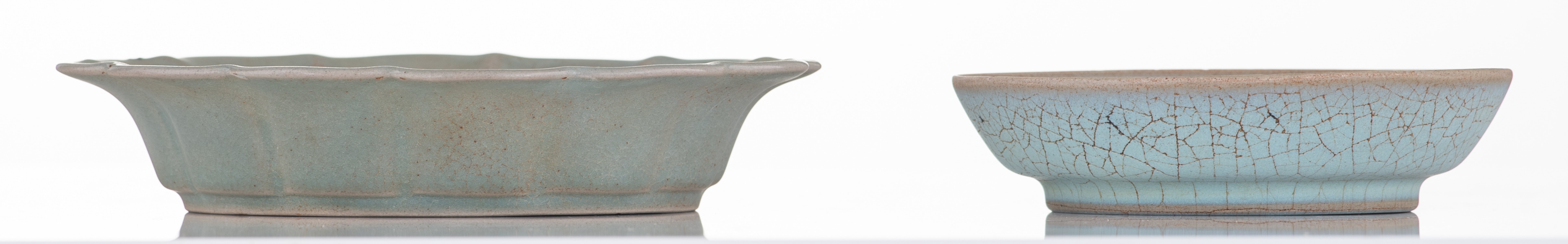 Two longquan celadon dishes, the bigger one with a scalloped rim, 19ht/20thC, ø 13,3 - 18 cm - Image 3 of 7