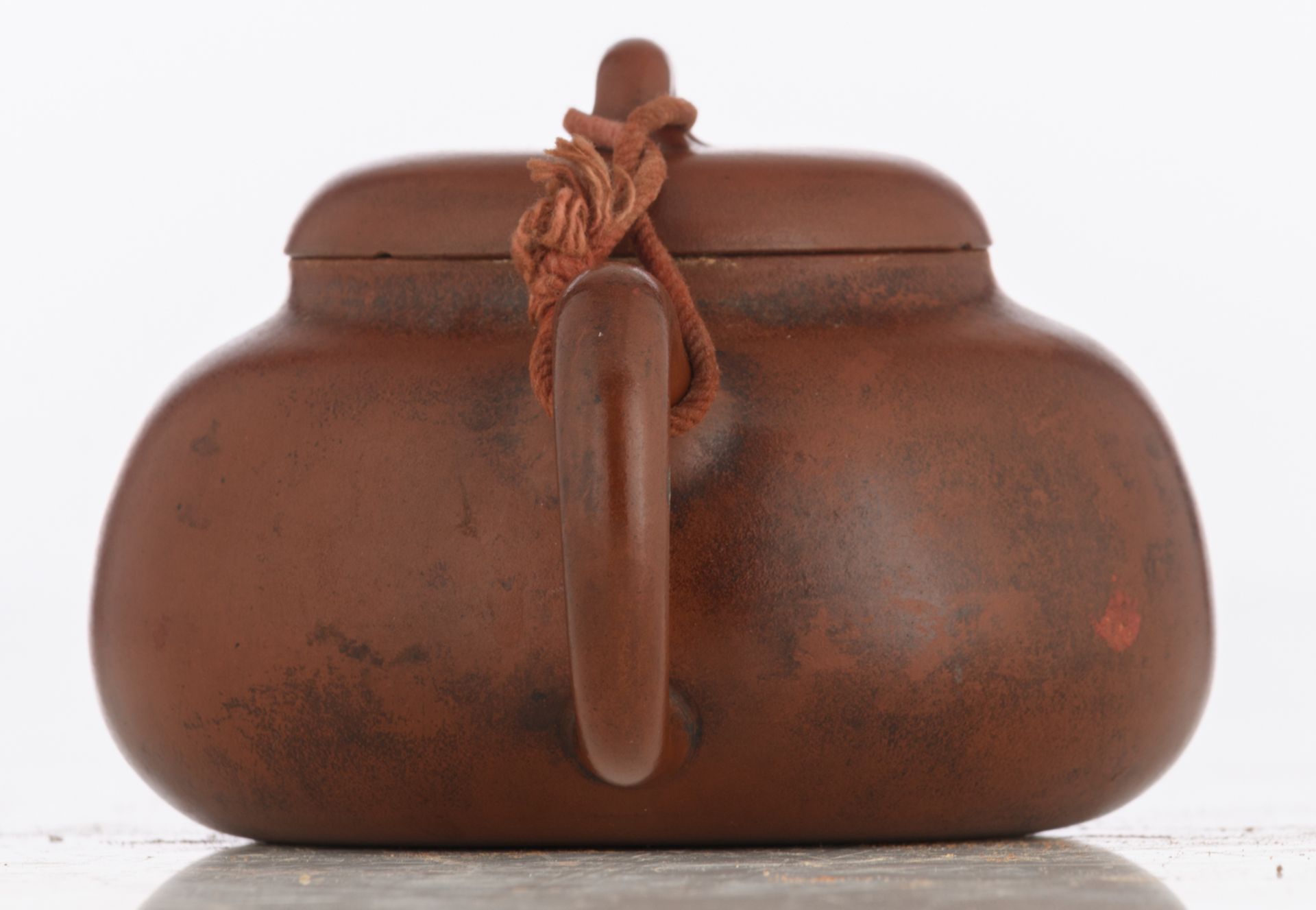 A Chinese terracotta teapot, marked, H 8,5 - W 16 - D 11,5 cm - Image 3 of 9