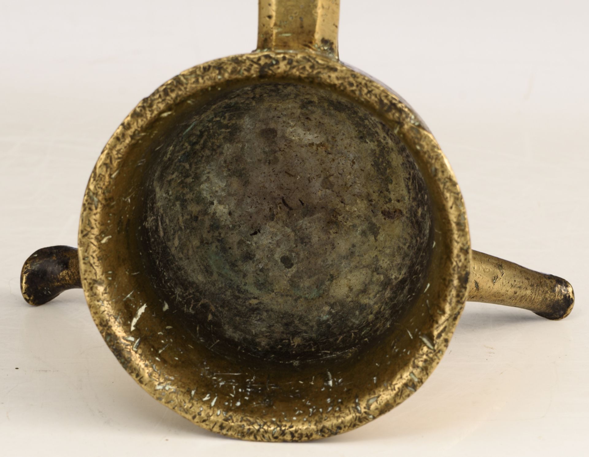 A bronze tripod cauldron with swing handles, monogrammed 'IB', 16thC, H 17 - 27 cm (with handle); - Bild 7 aus 7