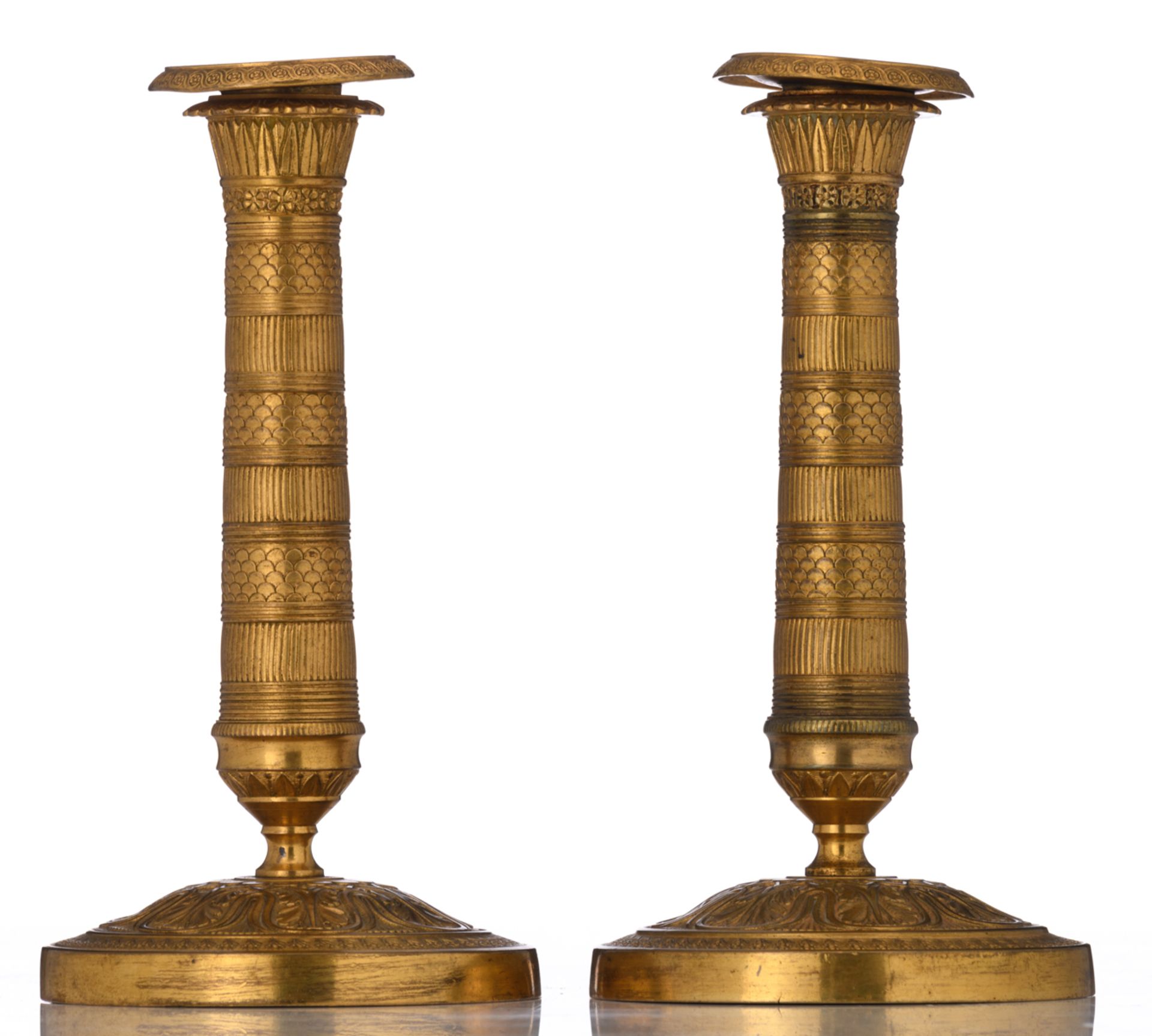 A fine pair of 'French Restauration' brass candlesticks, first quarter of the 19thC, H 18 cm - Bild 2 aus 5