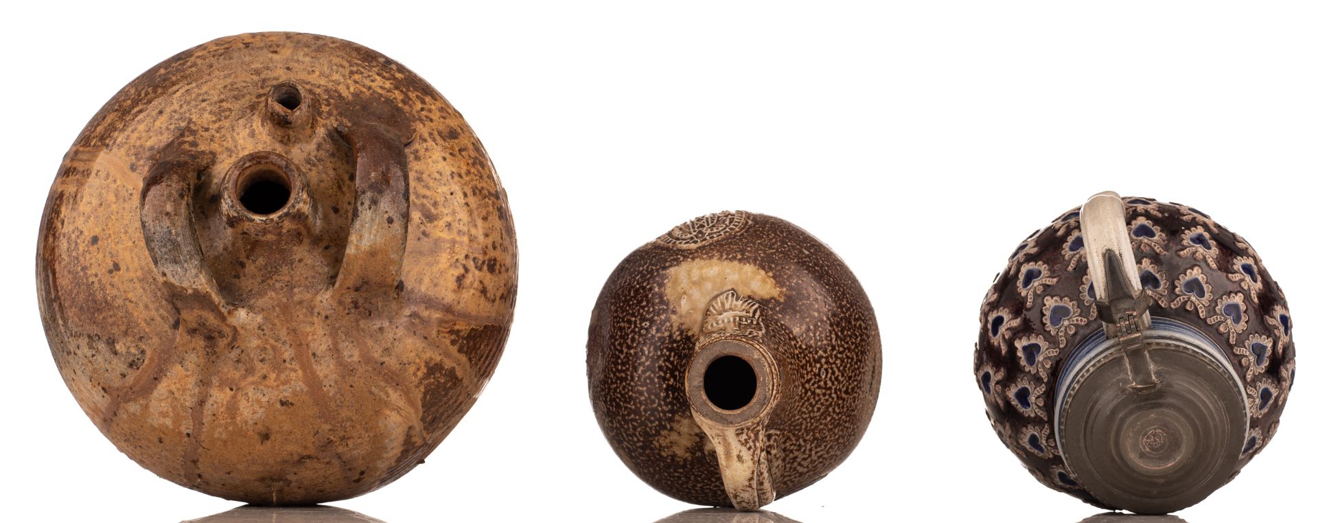 A Frechen stoneware bellarmine jug, 17thC, H 22cm; added: a brown glazed stoneware jug, H 24 cm; - Bild 4 aus 5