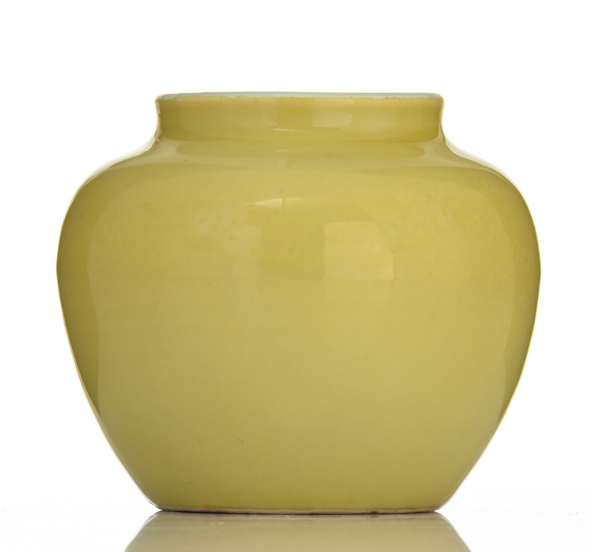 A Chinese yellow crackle-glazed jar, with a Jiajing mark, H 13 - ø 15 cm - Bild 3 aus 9