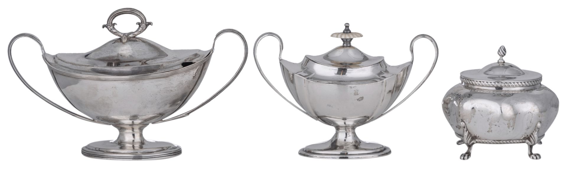 A lot of three silver items consisting of: a Regency style sauce boat with cover, London 1911