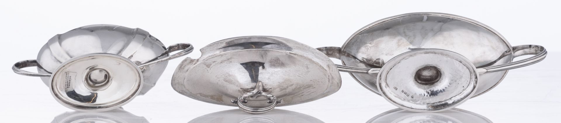 A lot of three silver items consisting of: a Regency style sauce boat with cover, London 1911 - Bild 6 aus 15