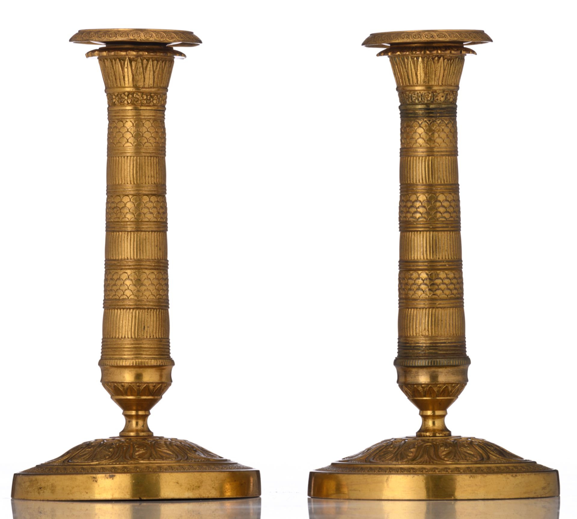 A fine pair of 'French Restauration' brass candlesticks, first quarter of the 19thC, H 18 cm - Bild 4 aus 5