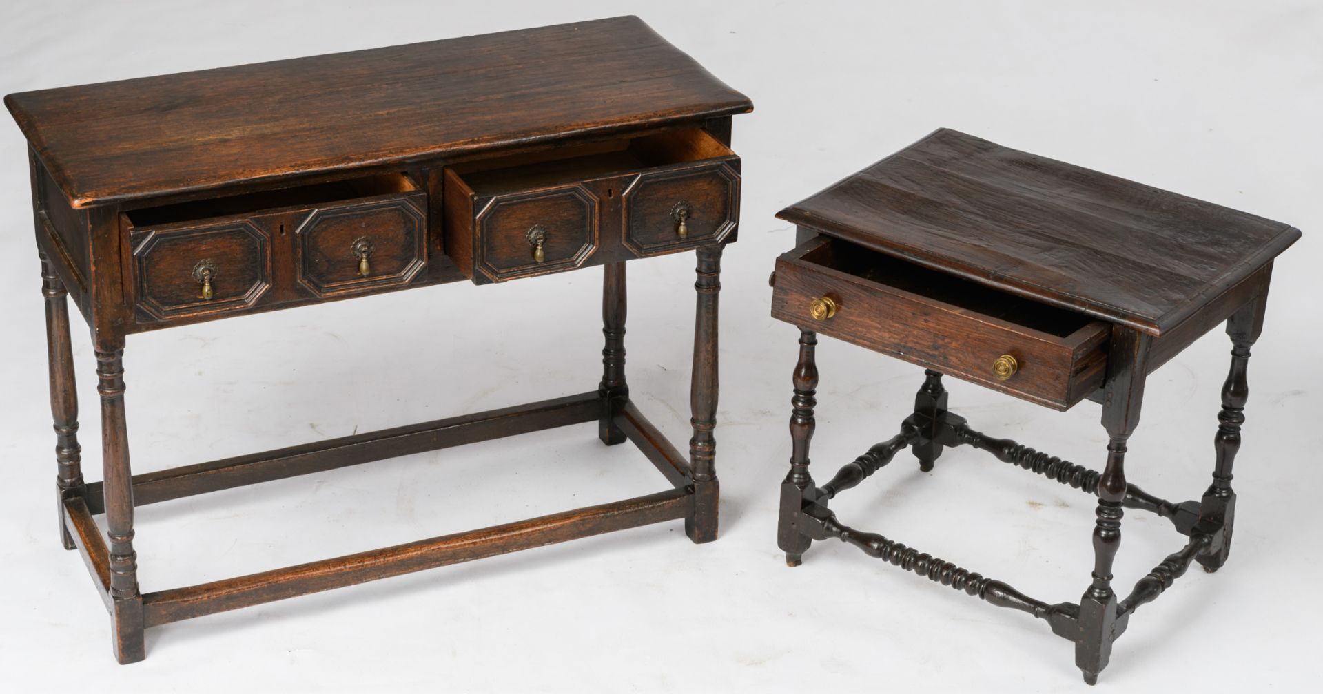 An English Jacobean style oak lowboy with brass hangers, H 80 - W 108 - D 45 cm; added an English - Bild 6 aus 8