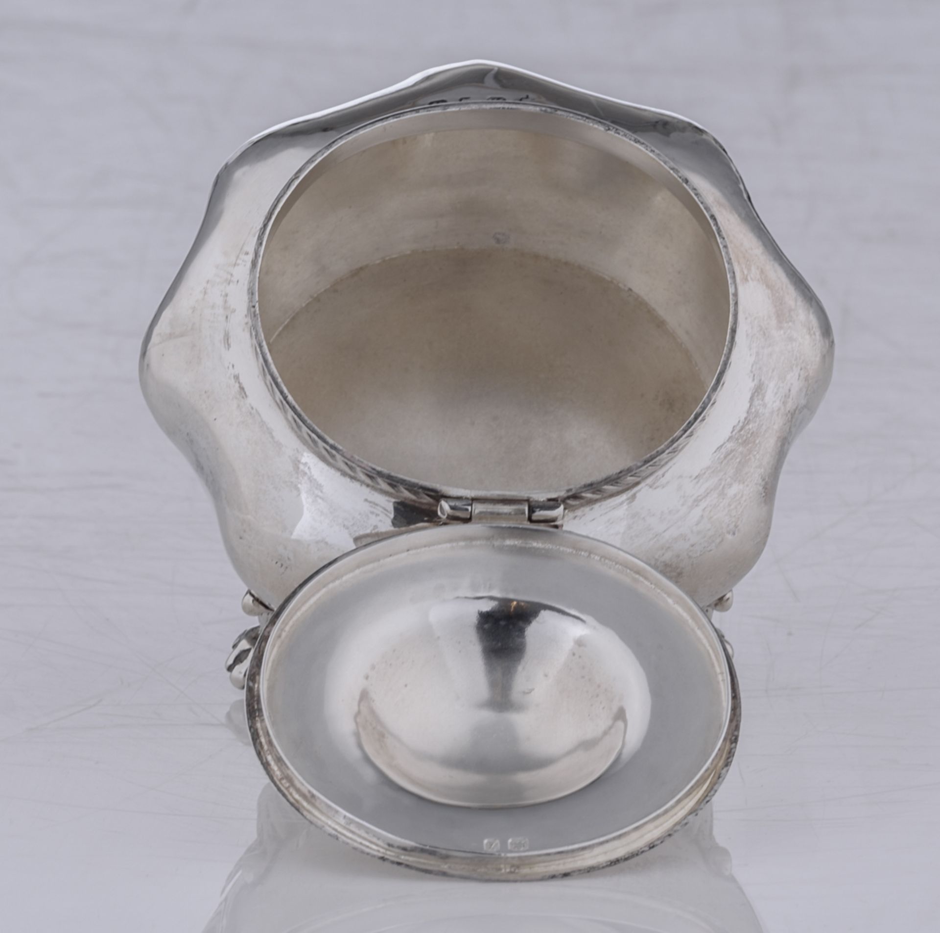 A lot of three silver items consisting of: a Regency style sauce boat with cover, London 1911 - Bild 9 aus 15