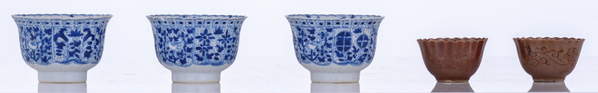 A collection of Chinese Kangxi period porcelain teacups and saucers, consisting of three blue and - Image 6 of 7