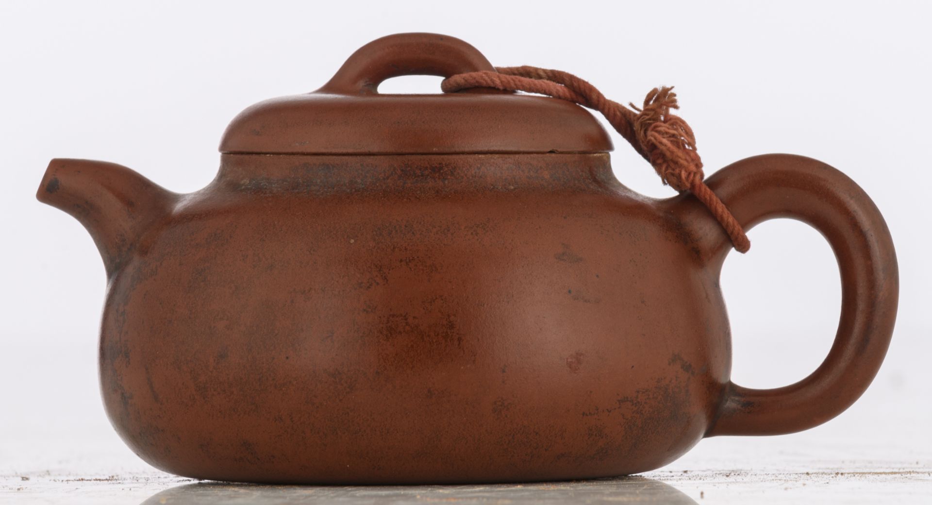 A Chinese terracotta teapot, marked, H 8,5 - W 16 - D 11,5 cm - Image 2 of 9