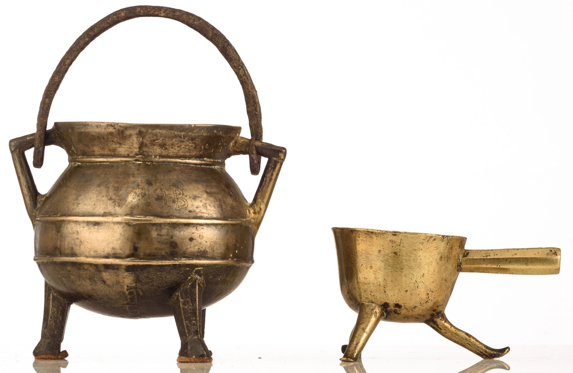 A bronze tripod cauldron with swing handles, monogrammed 'IB', 16thC, H 17 - 27 cm (with handle); - Bild 2 aus 7