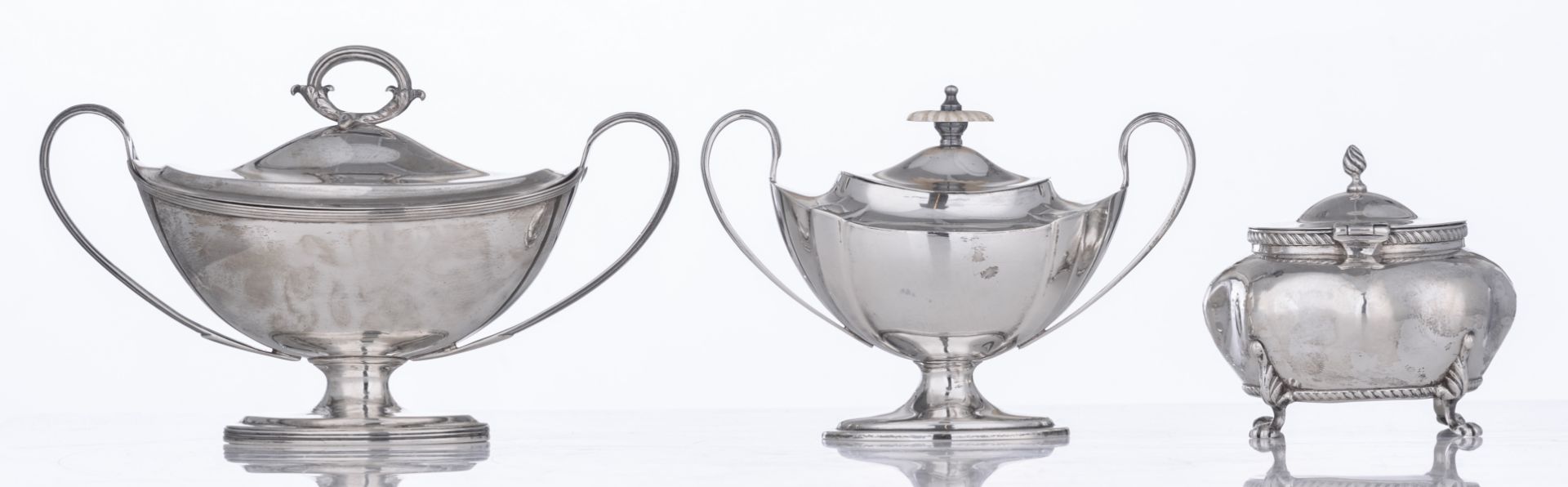 A lot of three silver items consisting of: a Regency style sauce boat with cover, London 1911 - Bild 4 aus 15