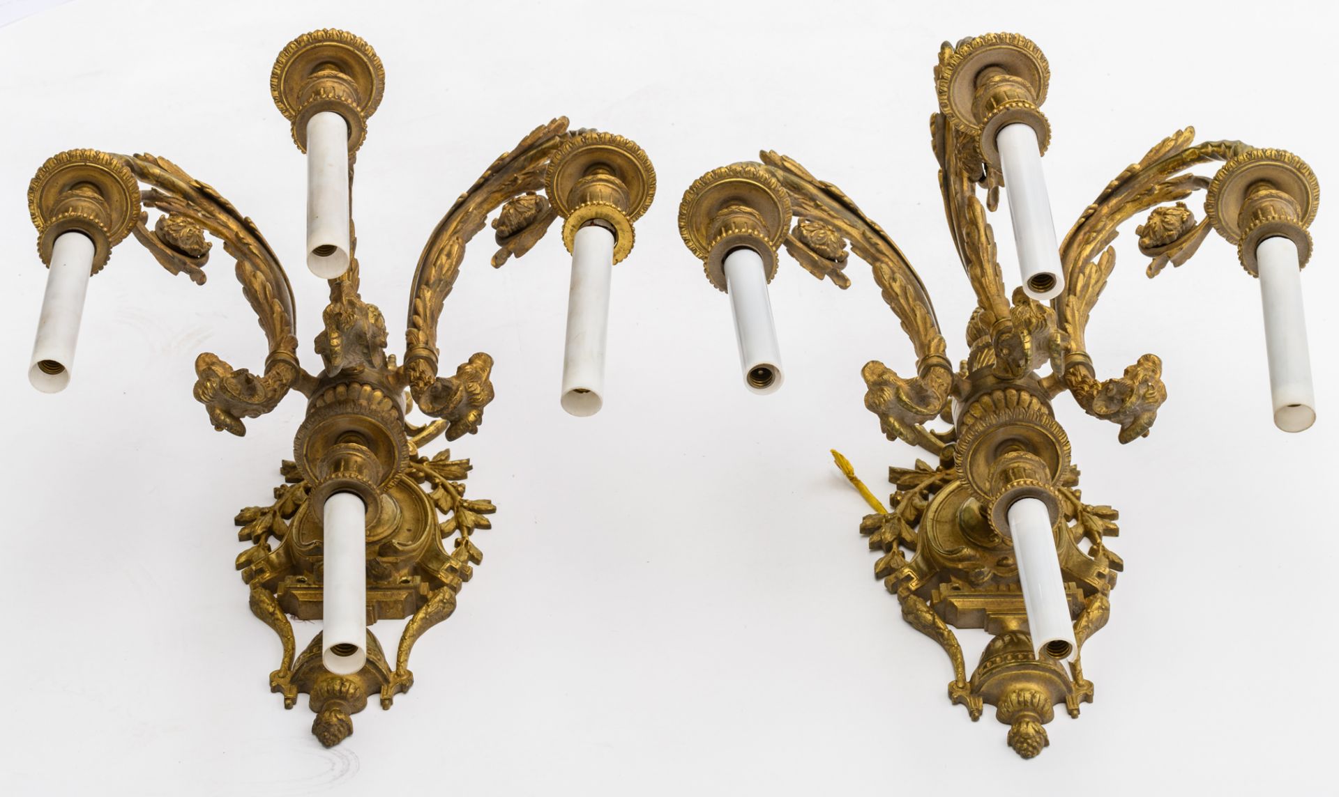 A nice pair of 19thC gilt bronze neoclassical wall sconces, the crest of the arms shaped as rams - Image 3 of 5