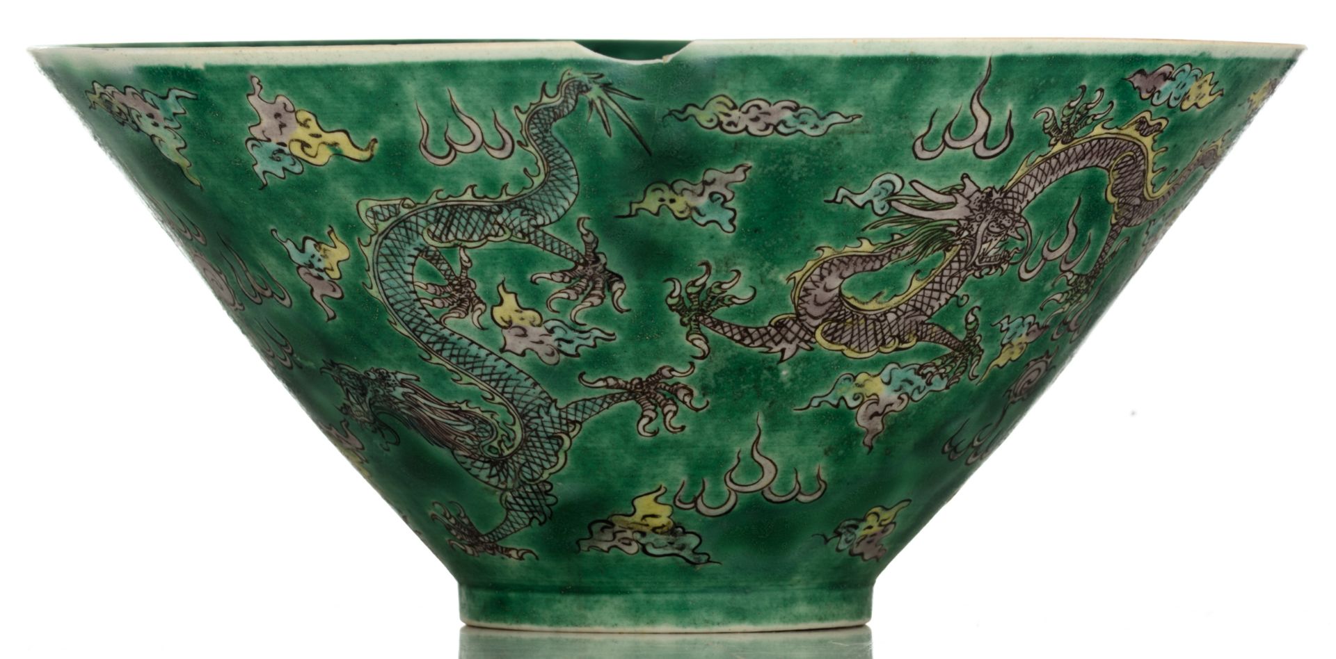 A Chinese famille verte dragon bowl, with four 'five-clawed dragons' amidst wallowing clouds, H 12,5 - Bild 3 aus 7