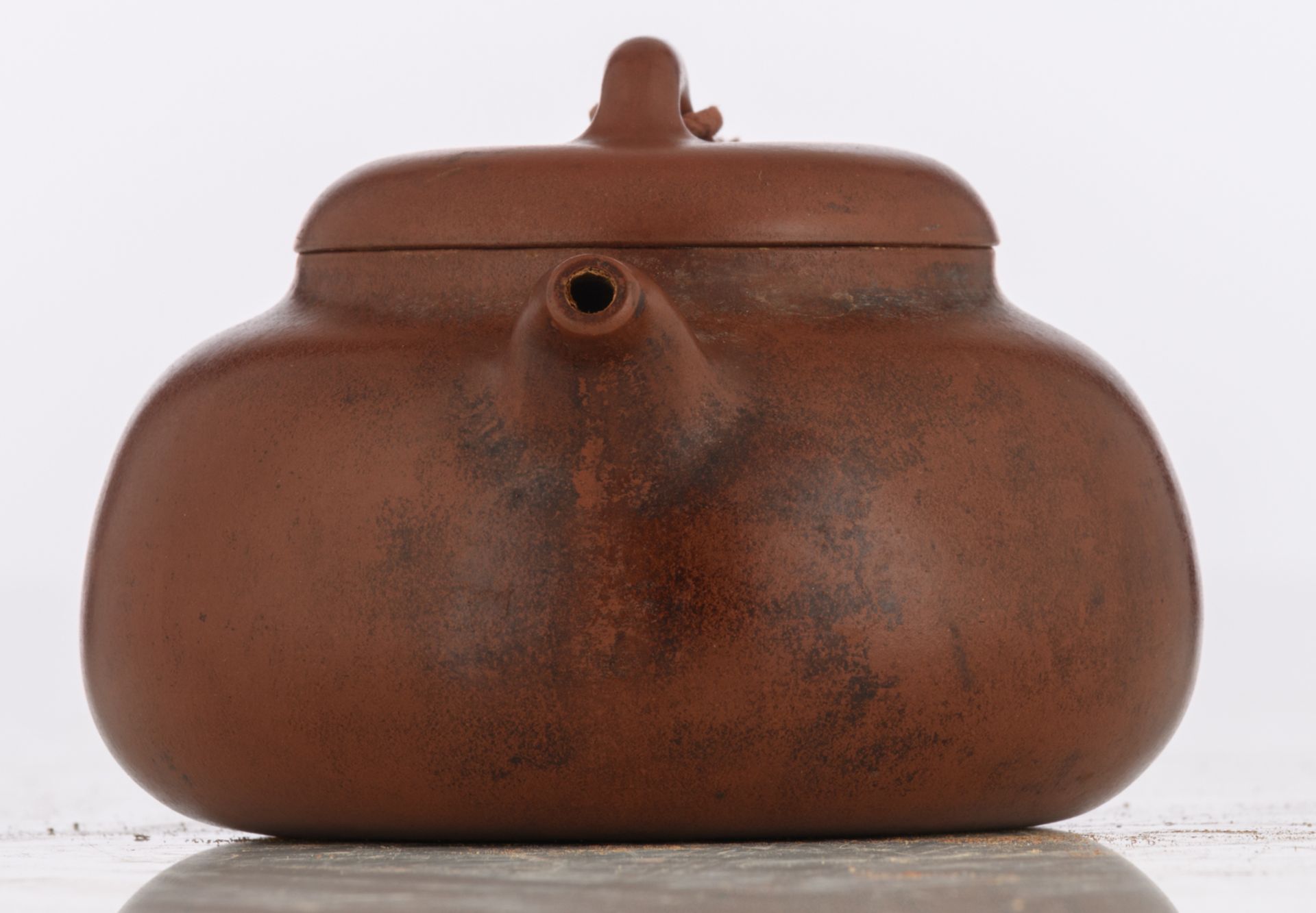 A Chinese terracotta teapot, marked, H 8,5 - W 16 - D 11,5 cm - Image 5 of 9