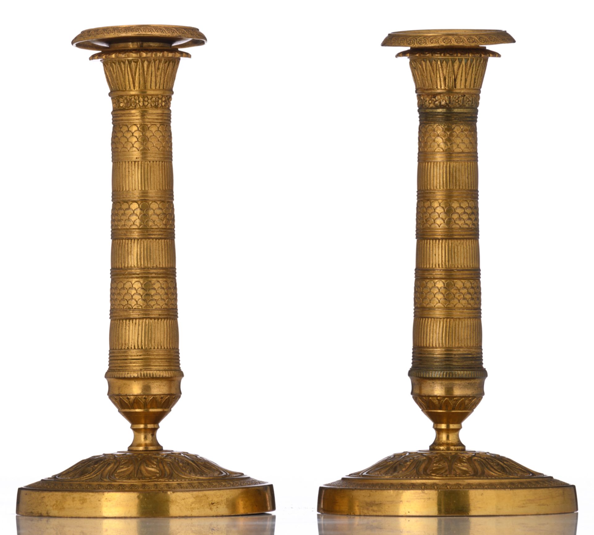 A fine pair of 'French Restauration' brass candlesticks, first quarter of the 19thC, H 18 cm - Bild 3 aus 5