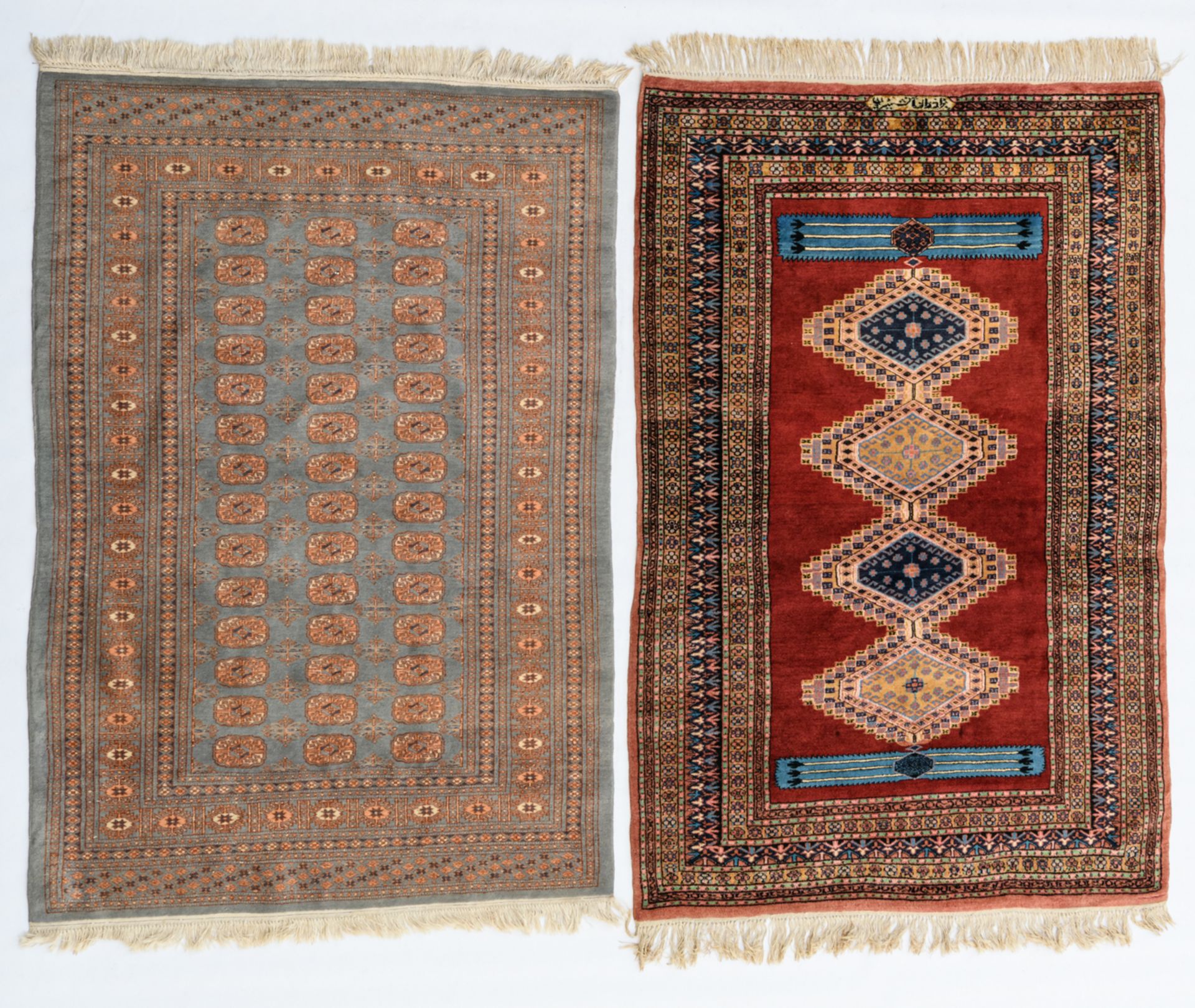 An Oriental rug with geometric motifs; added: an Oriental rug, 127 x 182 / 125,5 x 190,5 cm - Image 2 of 5