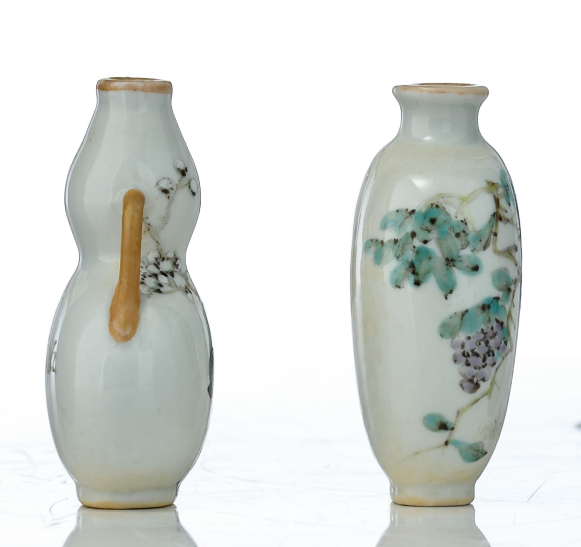 Two Republic period polychrome snuff bottles, one bottle decorated with a cockerel, signed Jin - Bild 4 aus 7