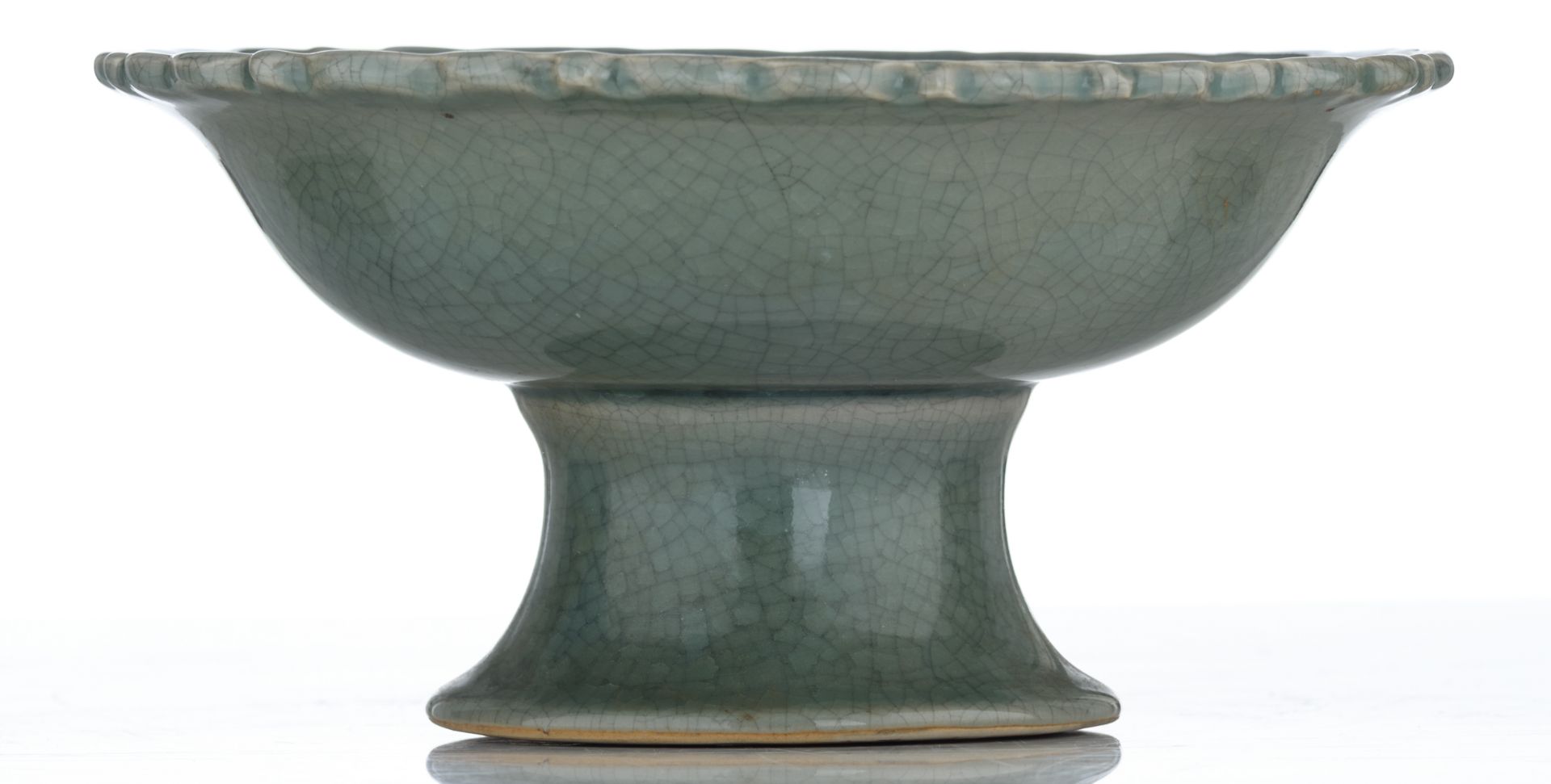 A Chinese celadon crackleware footed flower plate with a lobed edge, H 12 - ø 24,5 cm - Image 2 of 7