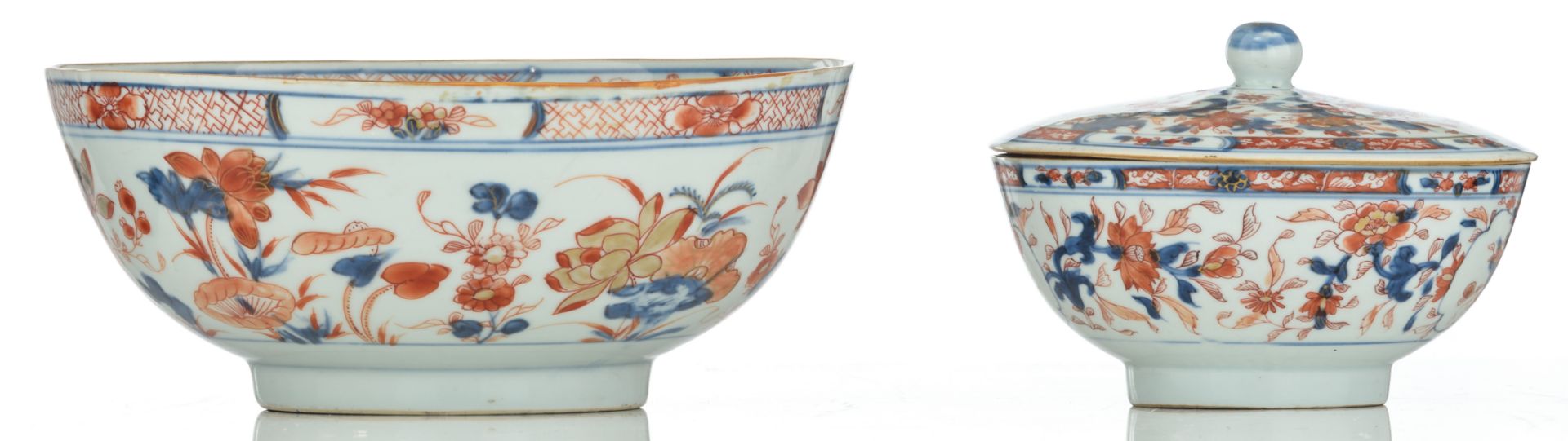 A Chinese Imari bowl, decorated with lotus flowers; added: a ditto floral covered bowl, the roundels - Bild 5 aus 7
