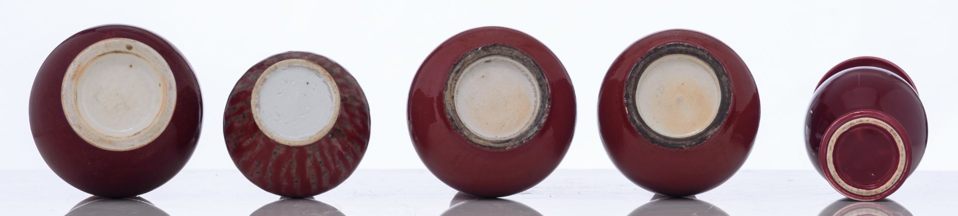 Various monochrome-, peachbloom-, teadust-, sang-de-boeuf-glazed scholar's objects, 18th/20thC, H 13 - Bild 7 aus 13