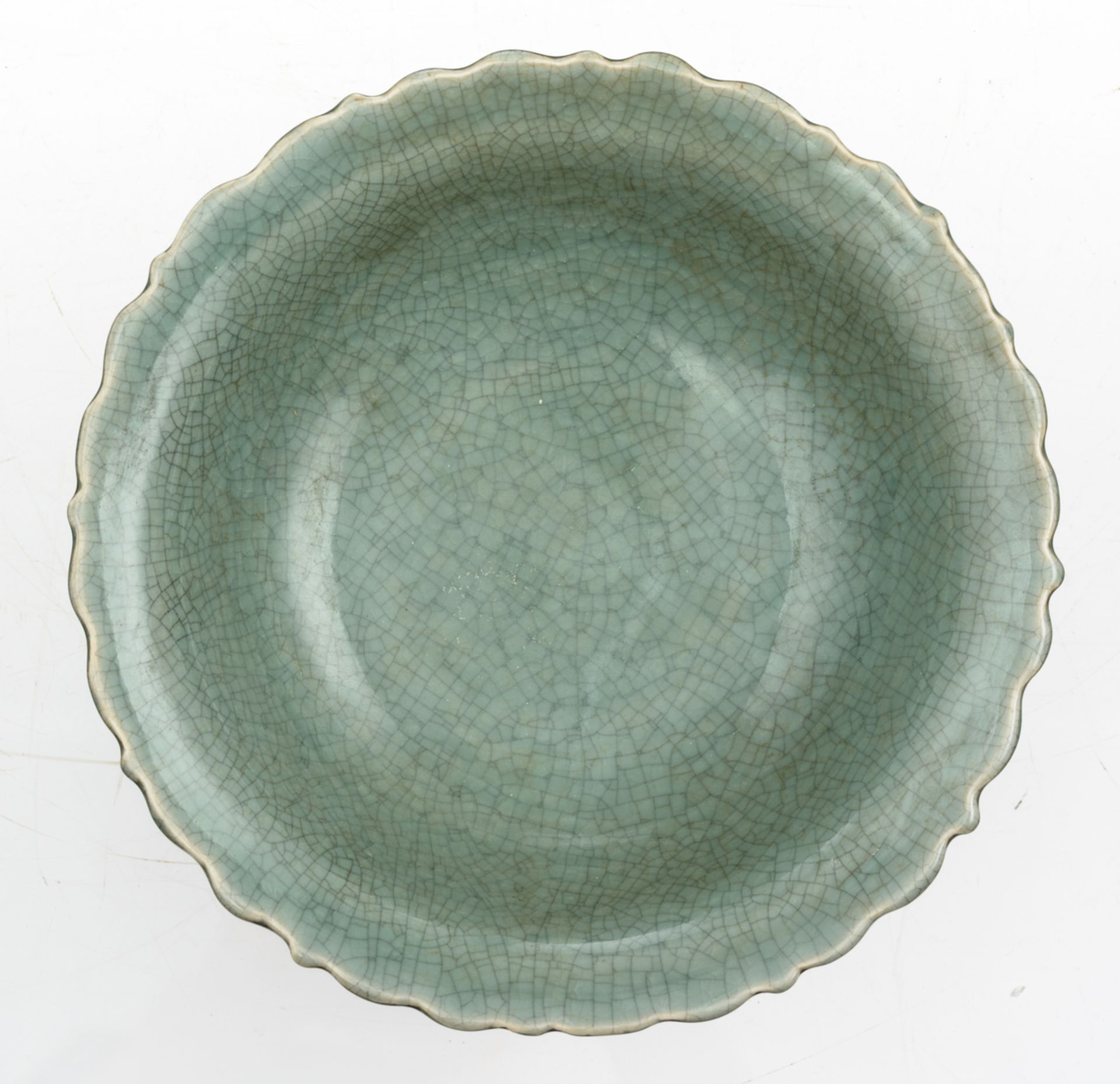 A Chinese celadon crackleware footed flower plate with a lobed edge, H 12 - ø 24,5 cm - Image 6 of 7