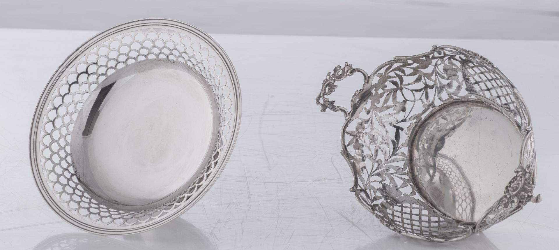 A Dutch Rococo revival reticulated silver bread basket, silver alloy 833/000, 19th/20thC, H 9 - 10,5 - Bild 4 aus 10