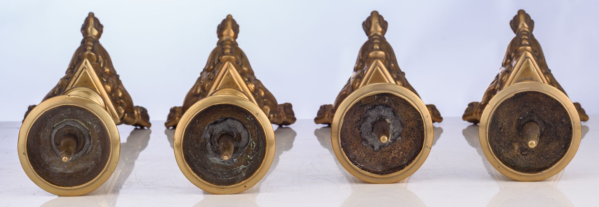 Two pair of Baroque bronze church candlesticks, 17thC, H 38,5 - 43 cm - Bild 6 aus 7