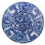 A blue and white decorated 17thC Wanli-type Dutch Delft charger, ø 39,5 cm