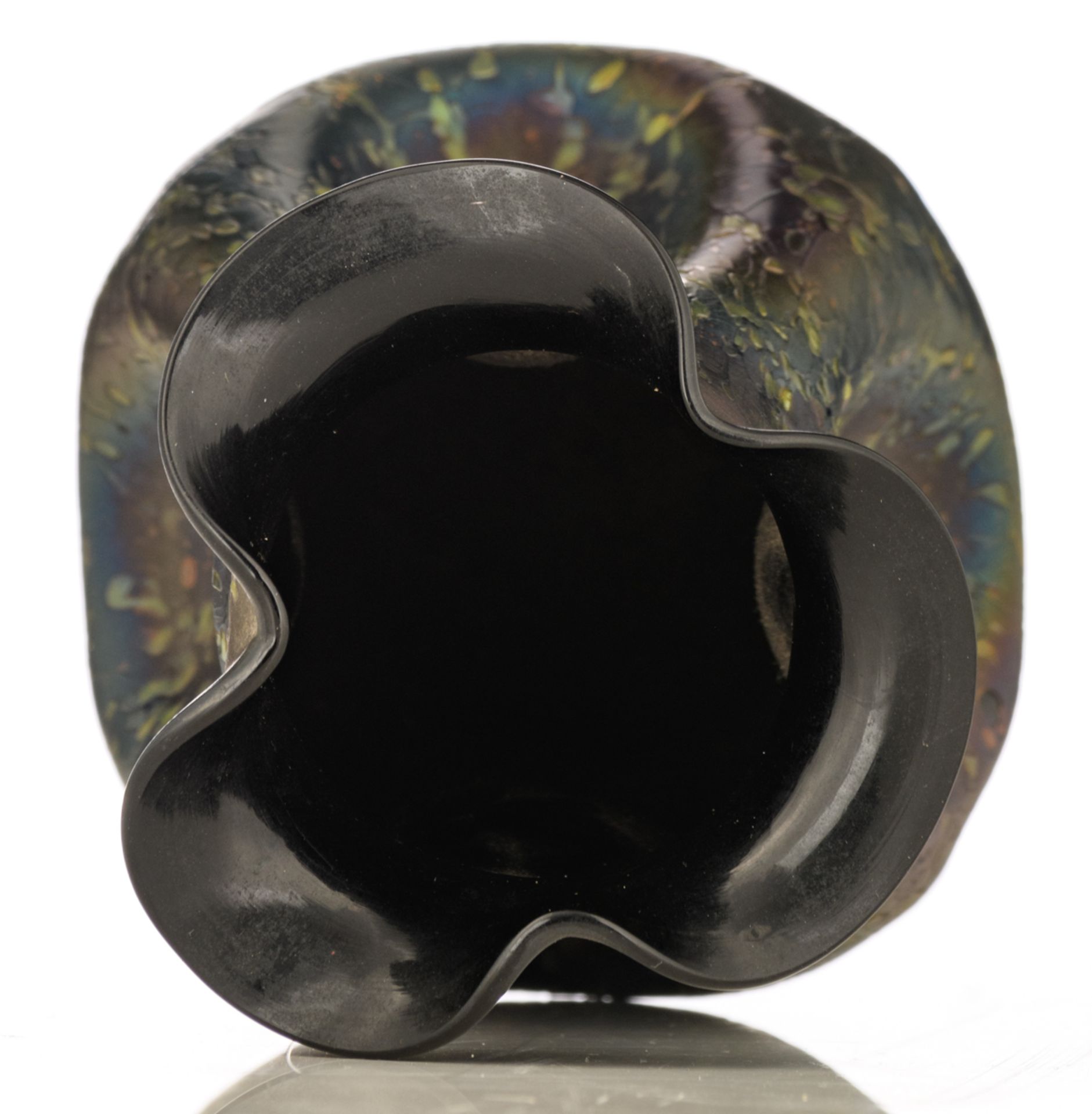 A Loetz type overlay glass display vase, the inside black, the outside green iridescent and oil like - Bild 6 aus 7