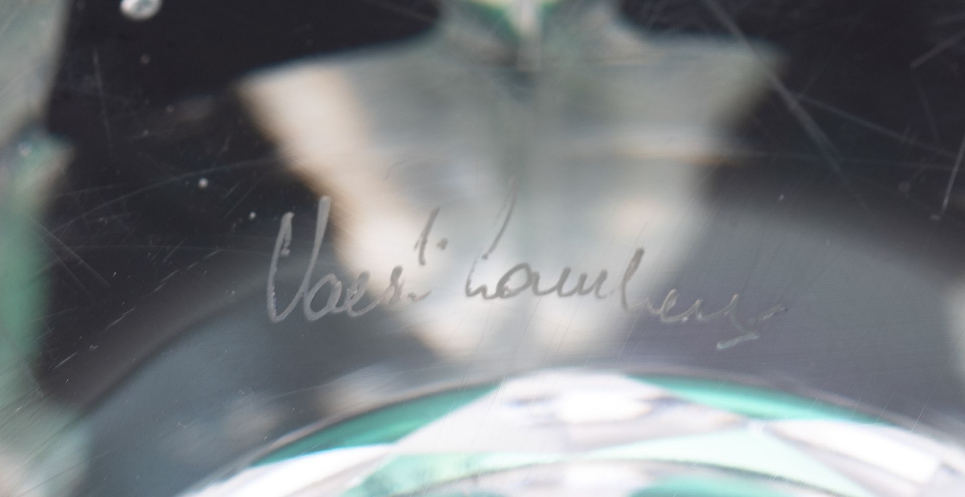 A Val Saint-Lambert green overlay crystal vase, H 26,5 cm - Image 5 of 5