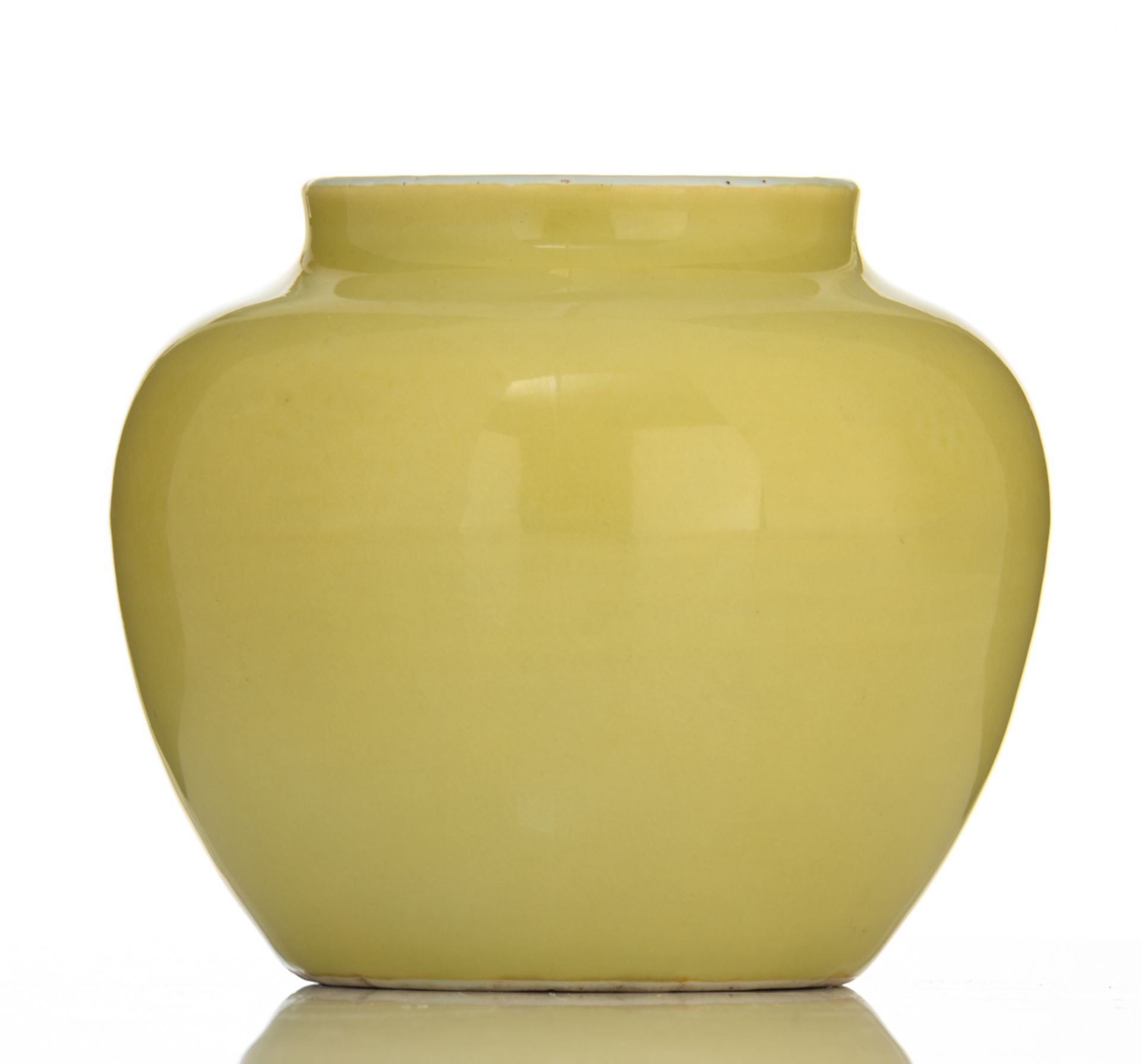 A Chinese yellow crackle-glazed jar, with a Jiajing mark, H 13 - ø 15 cm - Bild 2 aus 9