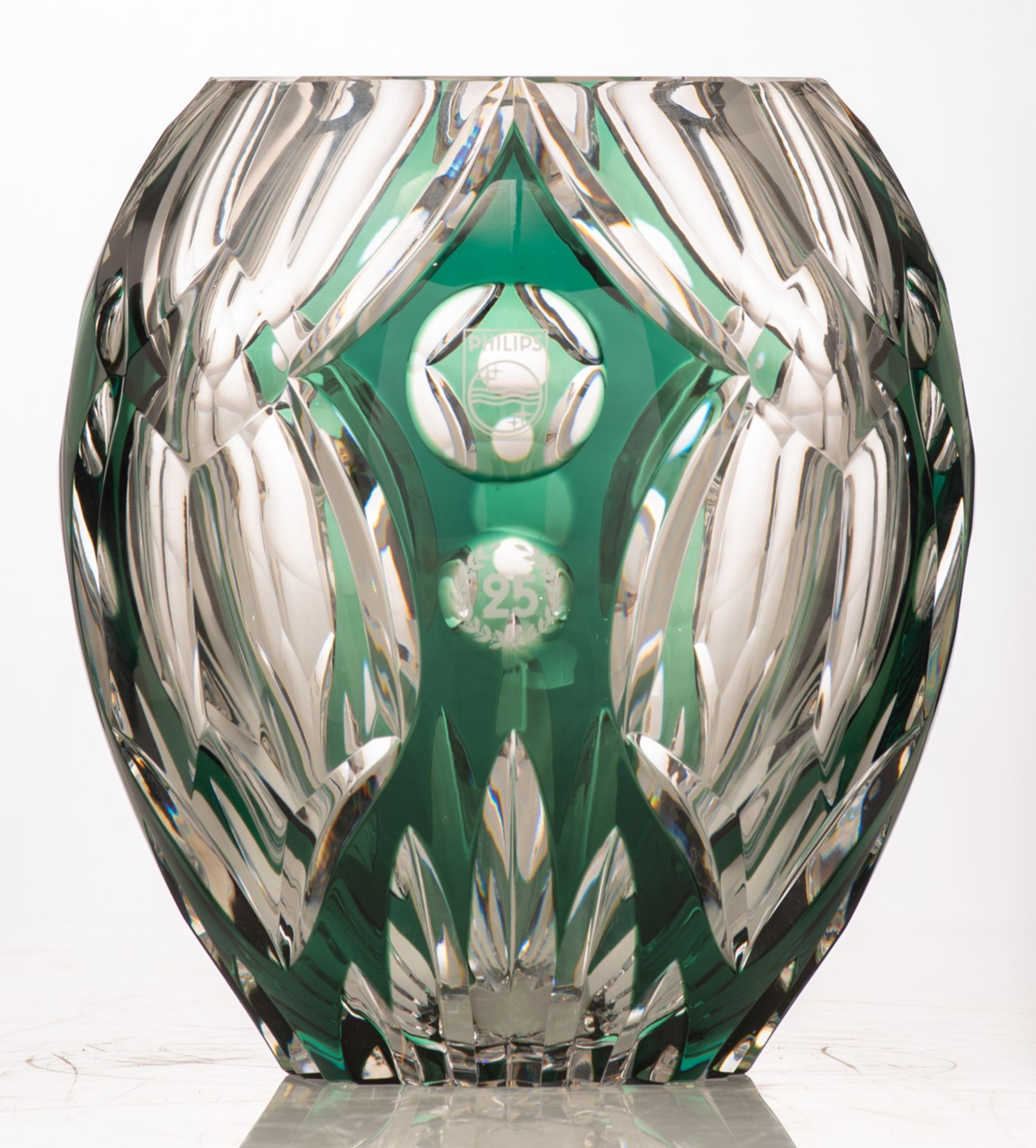 A green overlay Val-Saint-Lambert crystal cut vase, a rare edition especially created for the - Bild 2 aus 4