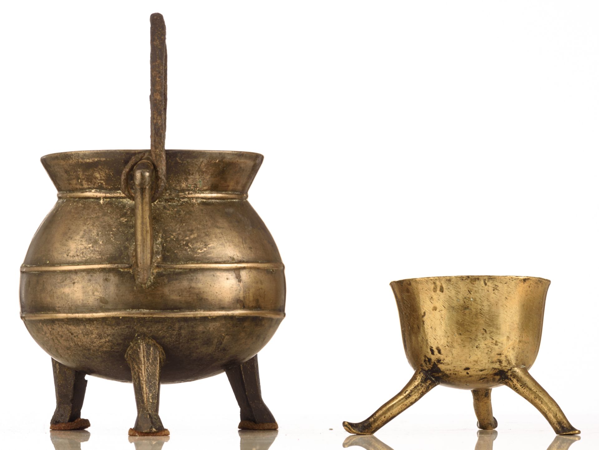 A bronze tripod cauldron with swing handles, monogrammed 'IB', 16thC, H 17 - 27 cm (with handle); - Bild 5 aus 7