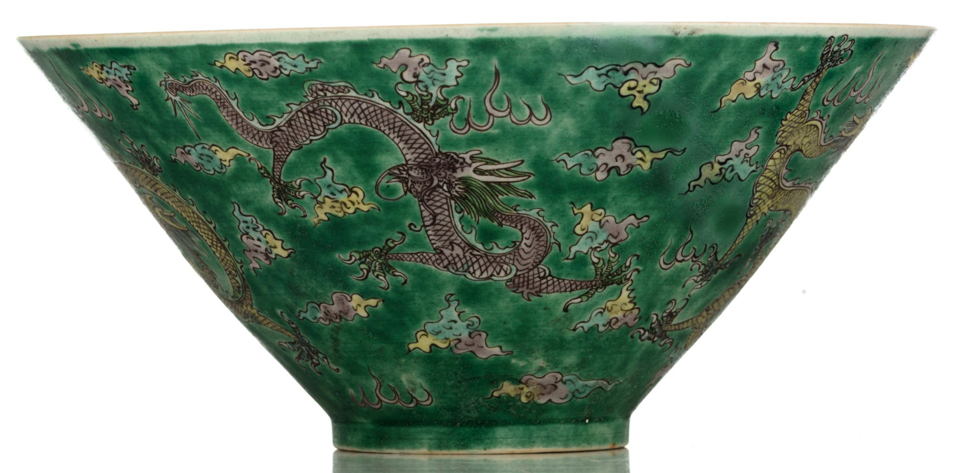 A Chinese famille verte dragon bowl, with four 'five-clawed dragons' amidst wallowing clouds, H 12,5 - Bild 5 aus 7