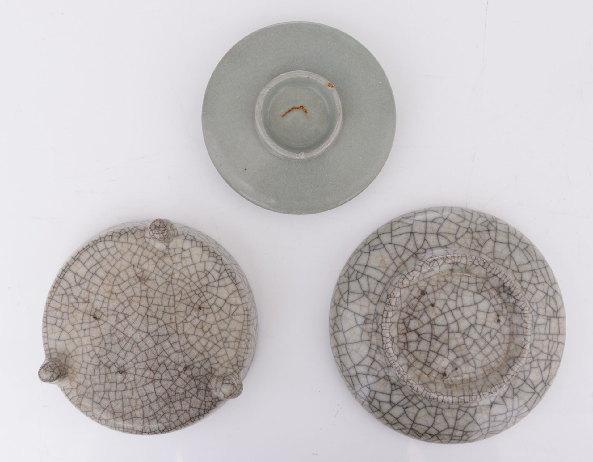 A collection of a celadon crackleware footed brush washer bowl, a similar brush washer bowl and a - Image 7 of 8