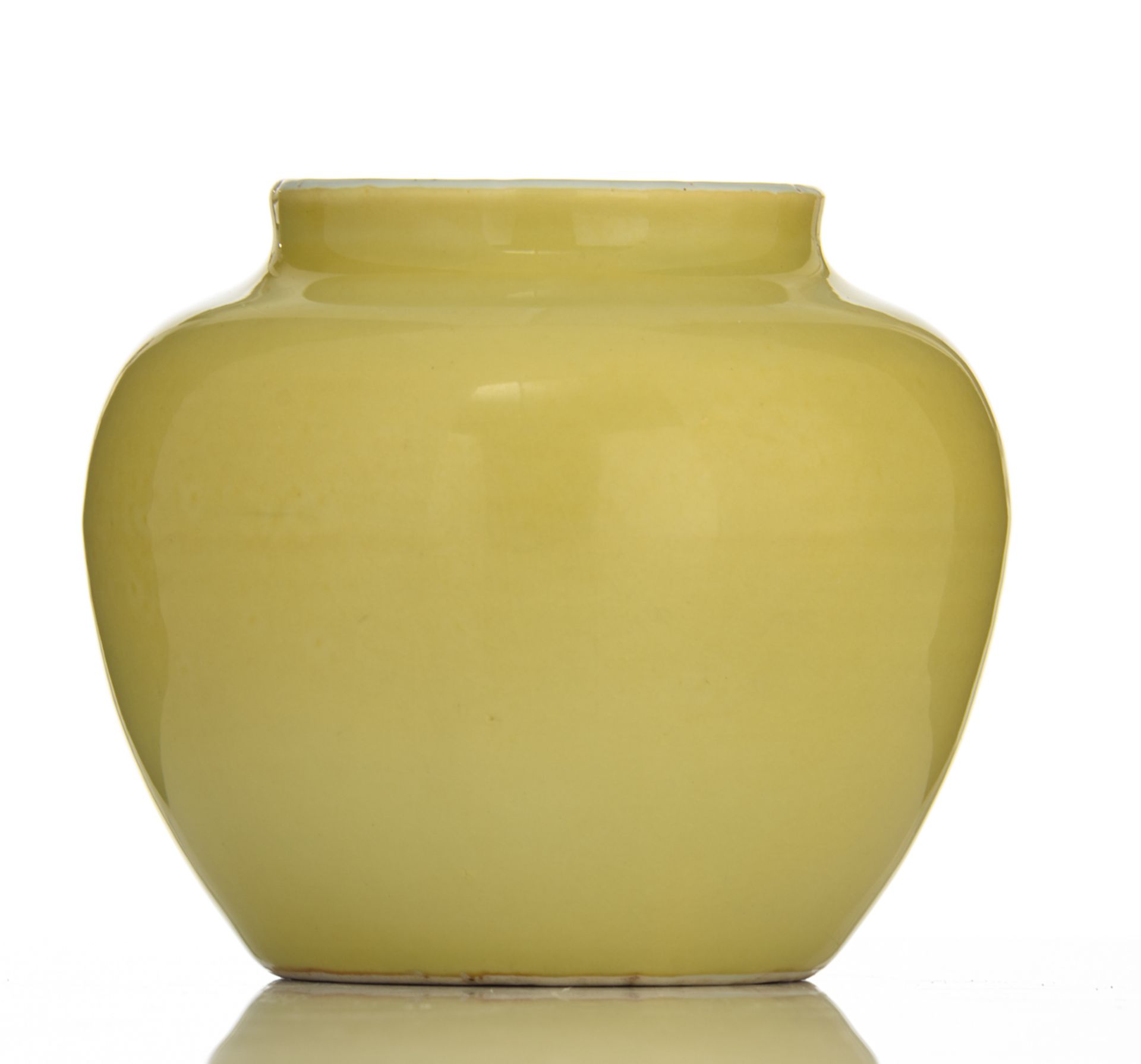 A Chinese yellow crackle-glazed jar, with a Jiajing mark, H 13 - ø 15 cm - Bild 5 aus 9