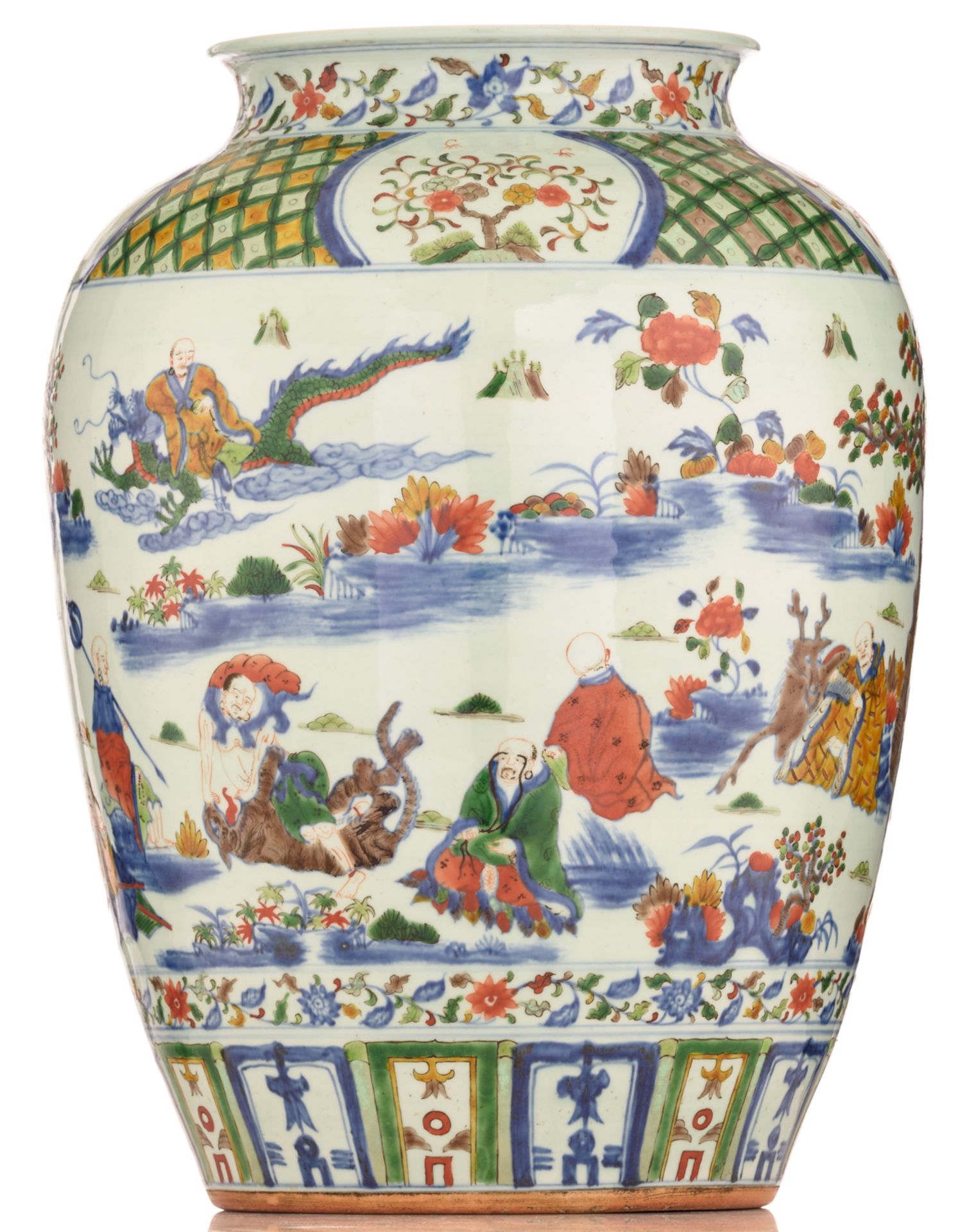 A Chinese wucai jar, decorated with the Eighteen Luohans in a landscape, with a Jiajing mark, H 45 - Bild 2 aus 7