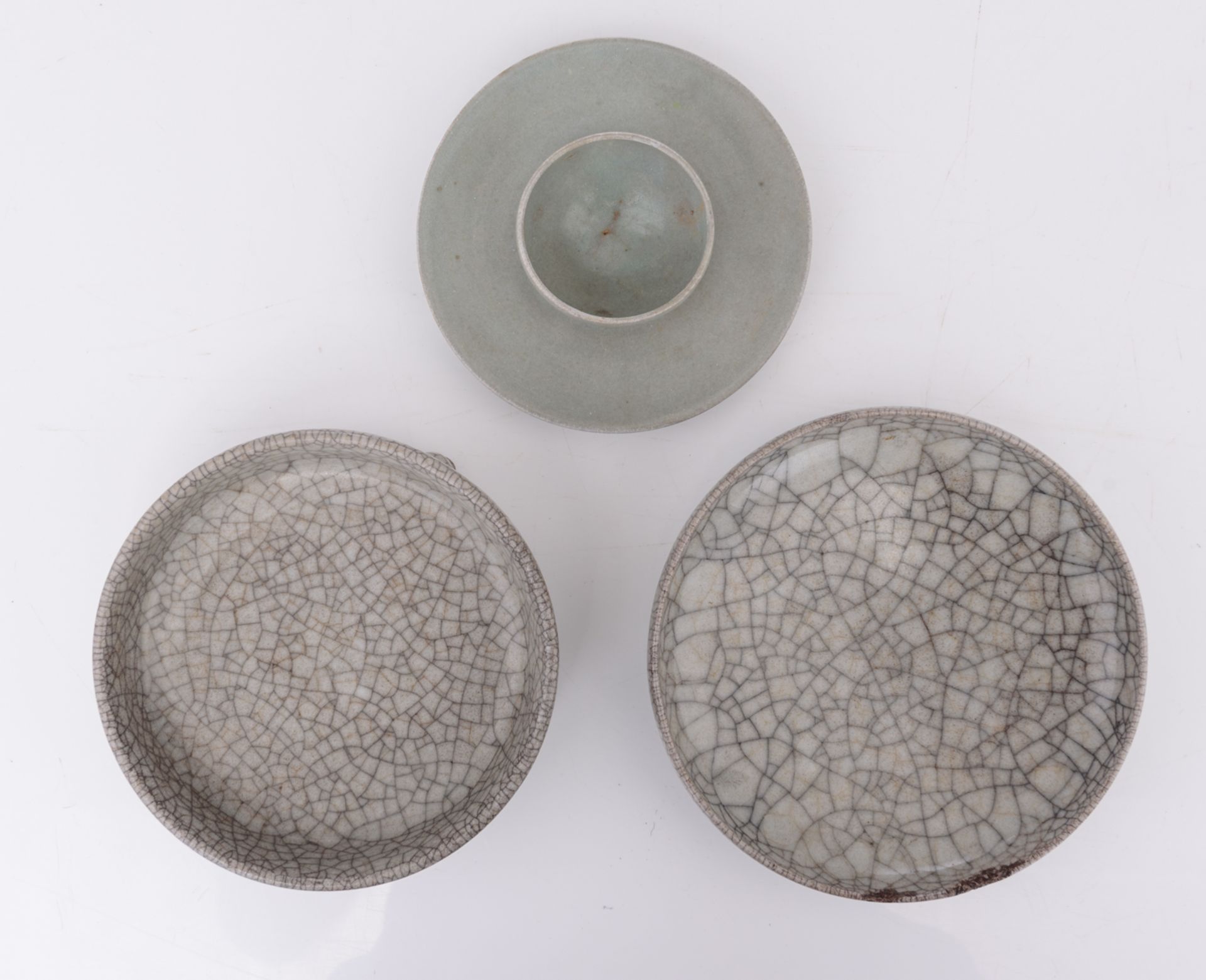 A collection of a celadon crackleware footed brush washer bowl, a similar brush washer bowl and a - Image 6 of 8