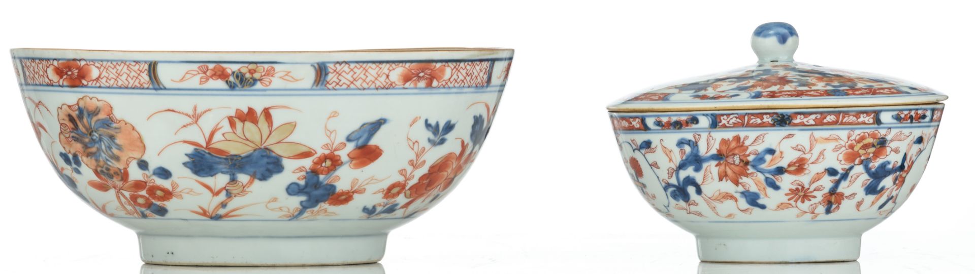 A Chinese Imari bowl, decorated with lotus flowers; added: a ditto floral covered bowl, the roundels - Bild 3 aus 7