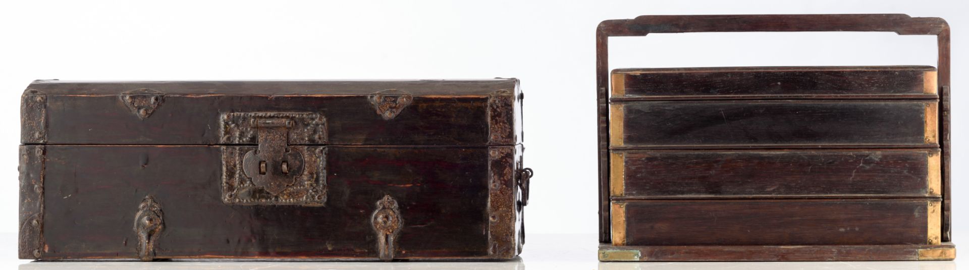 A Chinese solid rosewood type three-tiered picnic box, with brass mounts, H 23,5- W 34 - D 18,5 - Bild 2 aus 18