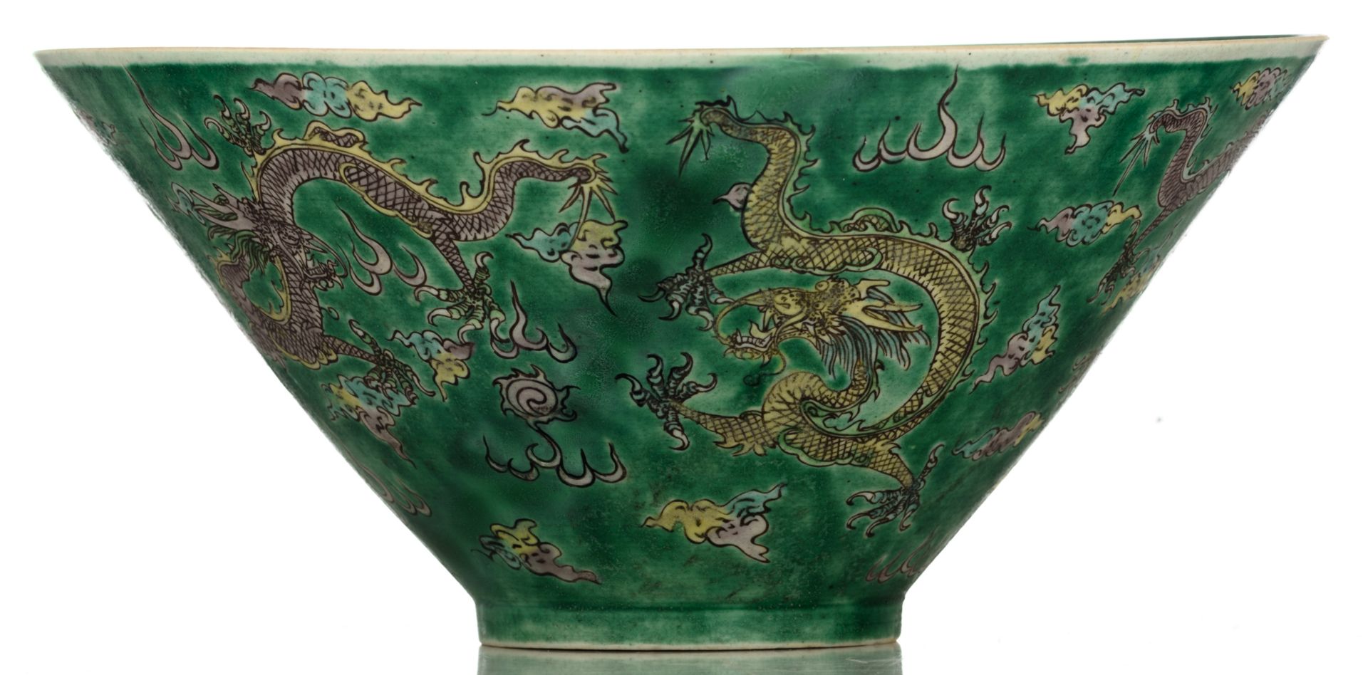 A Chinese famille verte dragon bowl, with four 'five-clawed dragons' amidst wallowing clouds, H 12,5 - Bild 4 aus 7