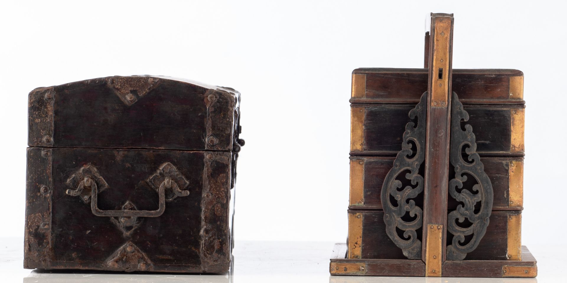 A Chinese solid rosewood type three-tiered picnic box, with brass mounts, H 23,5- W 34 - D 18,5 - Bild 3 aus 18