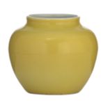 A Chinese yellow crackle-glazed jar, with a Jiajing mark, H 13 - ø 15 cm