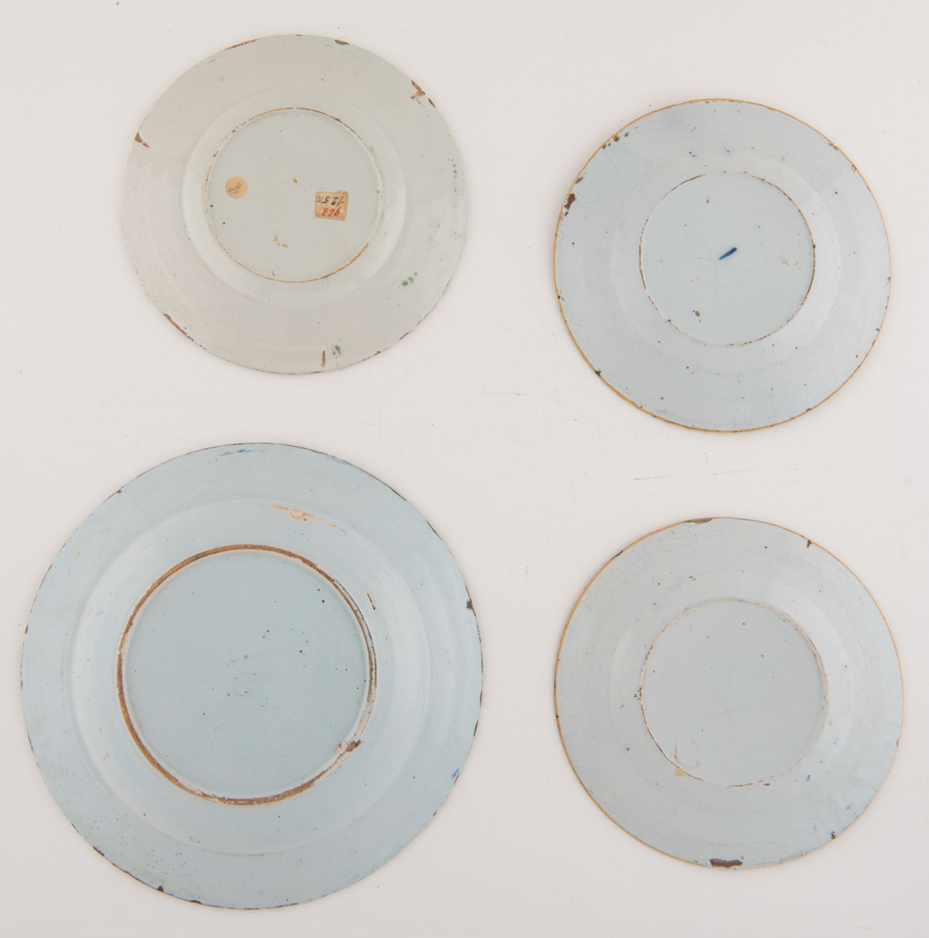 A collection of four Dutch Delftware items consisting of: a polychrome decorated dish and a ditto - Bild 2 aus 2